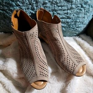 Earth shoes Virgo laser cut leather heels sandals Beige Size 8